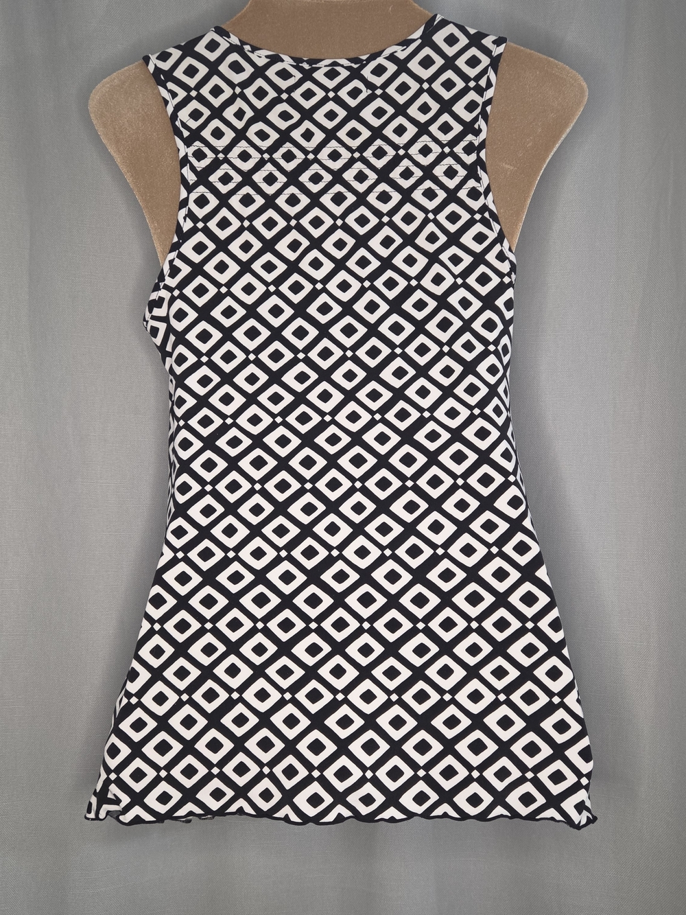Michael Kors Black and White Geometric Sleeveless V-Neck Top Size Medium - Picture 2 of 8